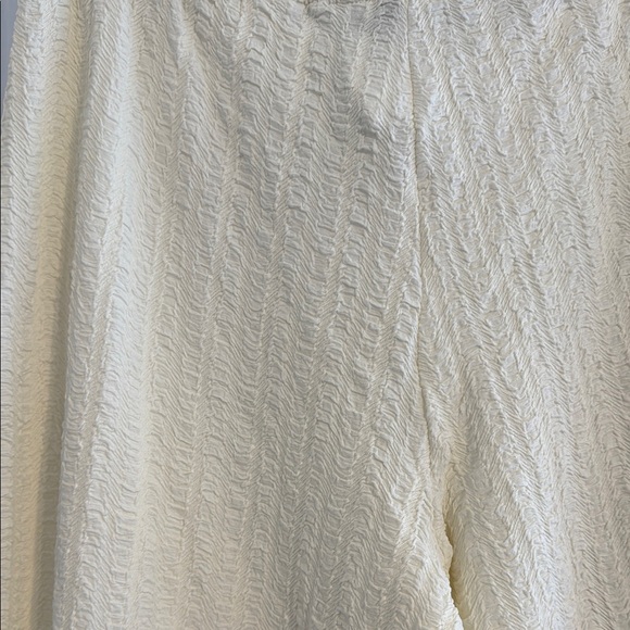 H&M Divided Cream Wide Leg Cropped Pants Crepe Textured Scallop Hem Women’s XXL - Picture 5 of 5